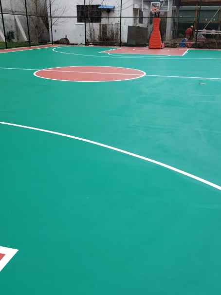 汤旺河 球场长期使用易出现地面开裂